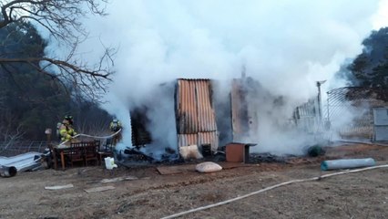 논두렁 태우다 컨테이너 창고에 화재 / YTN