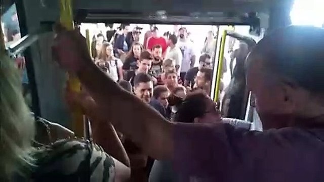 Empurra-empurra: ônibus atrasa 40 minutos e passageiros reclamam de alterações