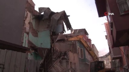 Fatih'te Çöken Binada Yıkım Çalışmaları Sürüyor