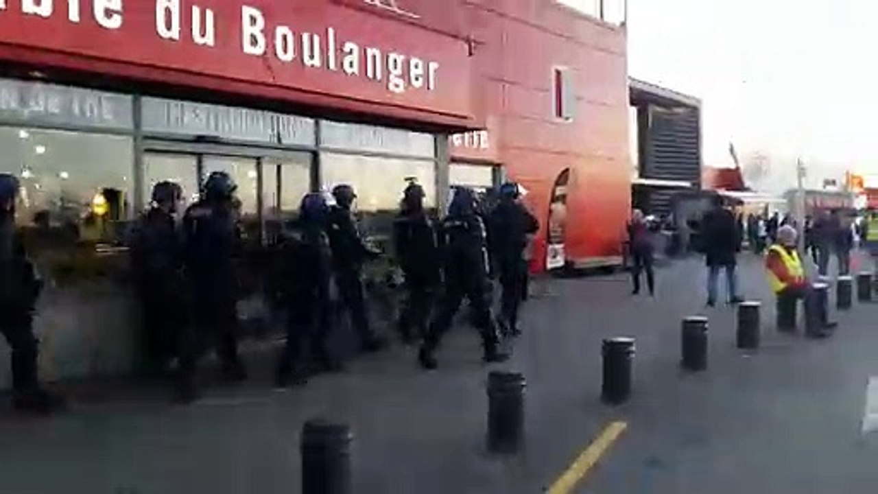 Besançon : les gendarmes mobiles investissent le Géant Casino Chateaufarine  après l'irruption des gilets jaunes - Vidéo Dailymotion