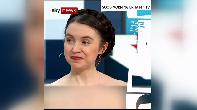 Eski Dışişleri Bakanı'nın kız kardeşi canlı yayında soyundu