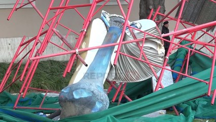 Report Tv - Shenjat e 5 orëve përleshje e dhunë në protestën ku opozita ishte "spaktarore"