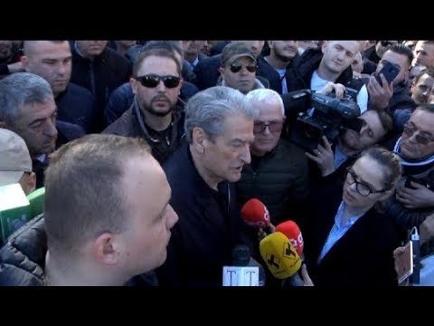 Report Tv - Berisha, Basha dhe Kryemadhi 'verbohen' nga zjarri: Asnjë protestues nuk shfaqi dhunë