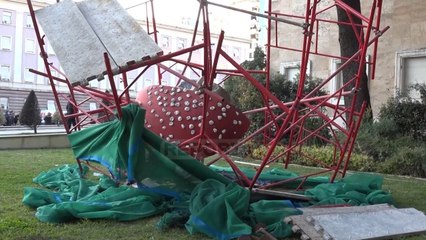 Report Tv - Protestuesit shkatërrojnë kërpudhën, Rama-Carsten-it: Ndjesë, këta nuk janë shqiptarët