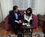 Başkan Adayı, Skolyoz Hastası Genç Kız ile Gesi Bağları Türküsünü Söyledi