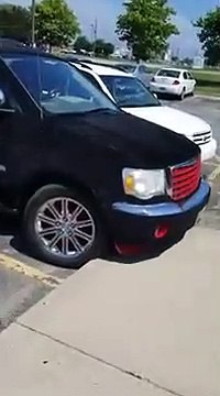 Il recouvre sa voiture de paillassons... Tuning un peu bizarre