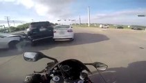 Un motard vraiment chanceux évite le pire...