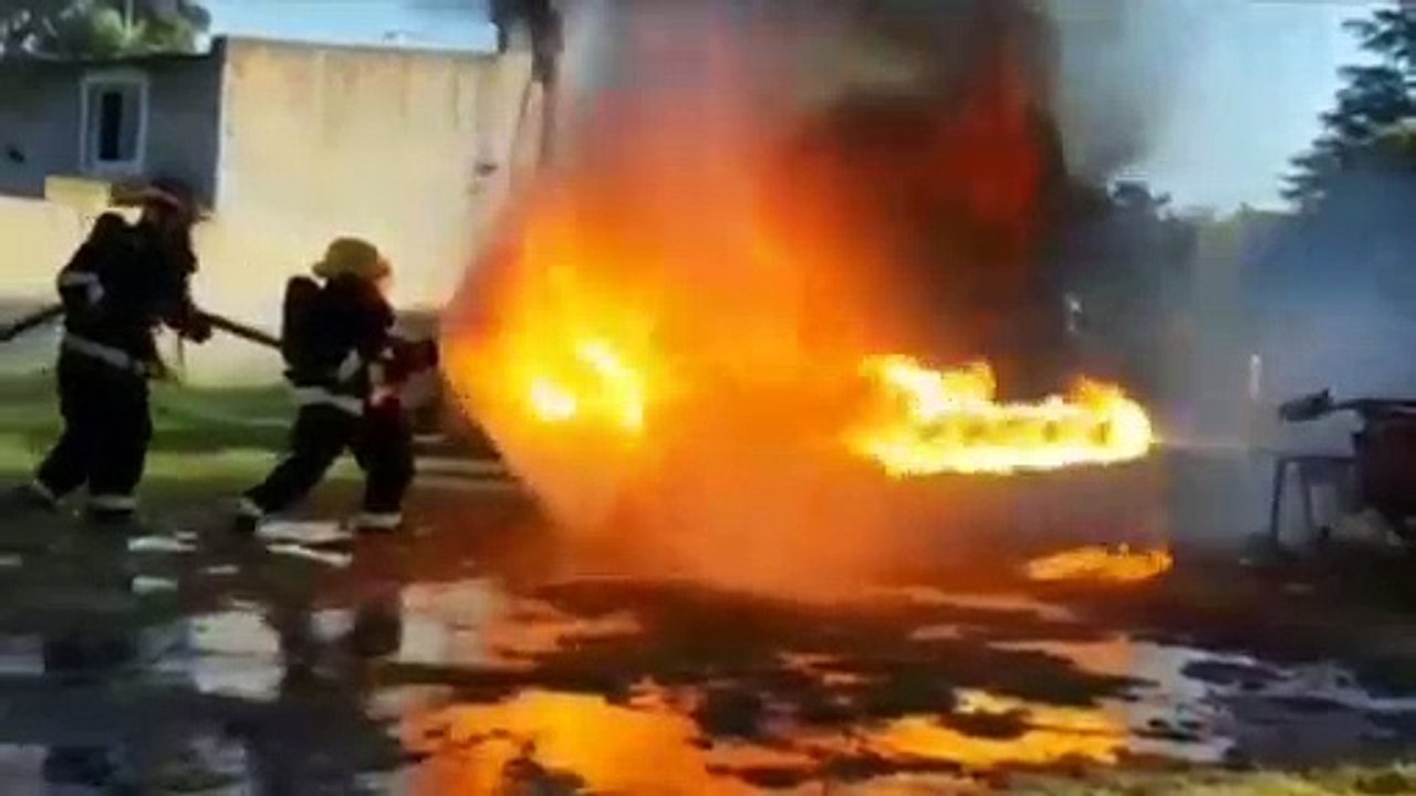 Un pompier utilise sa lance à incendie comme bouclier !
