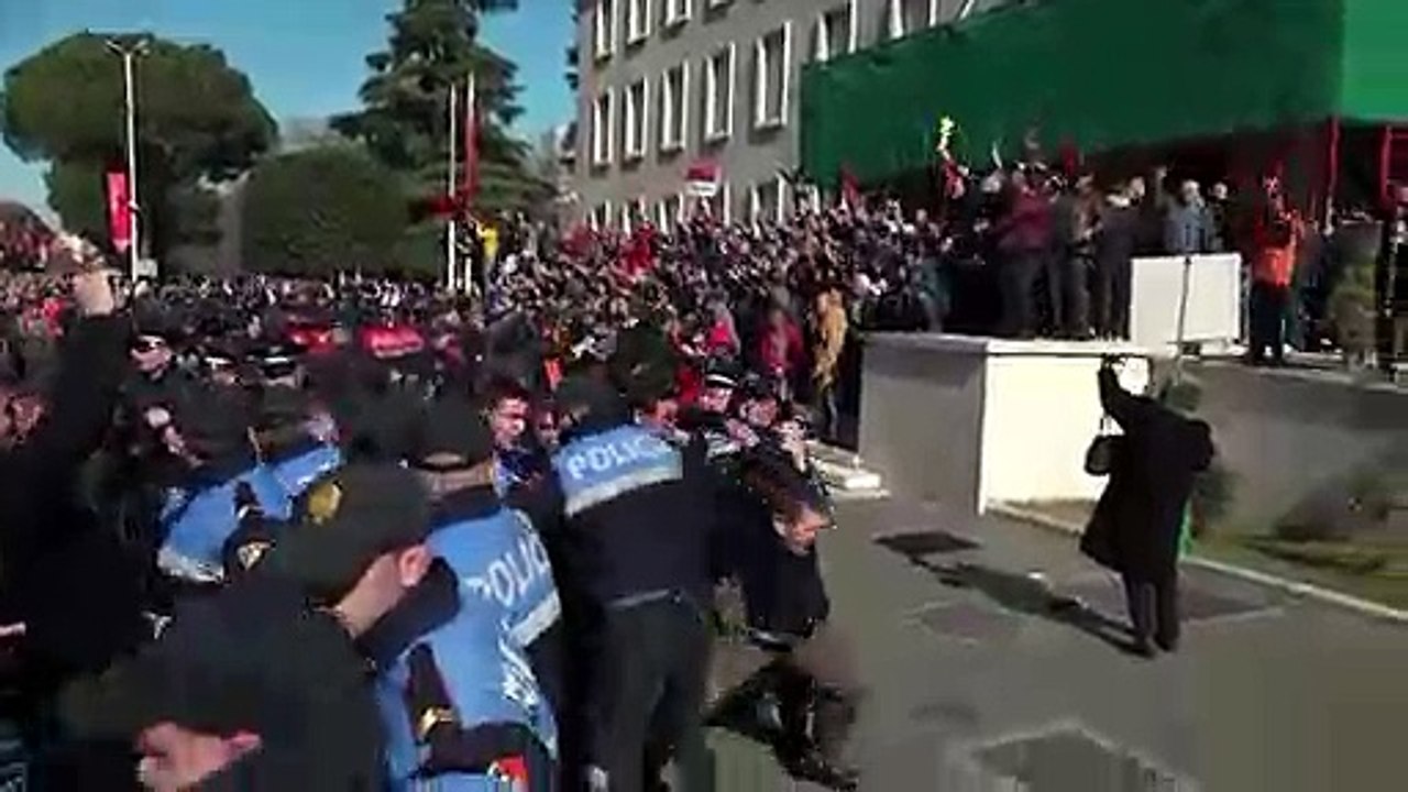 Confrontos em Tirana