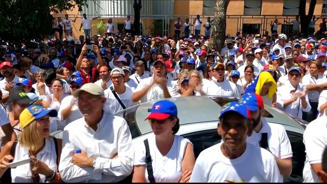 Thousands of Venezuelans volunteer to bring in aid