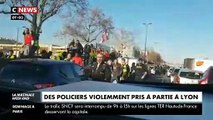 Gilets Jaunes - Les images effrayantes, filmées de l'intérieur d'une voiture de police attaquée par des manifestants à Lyon