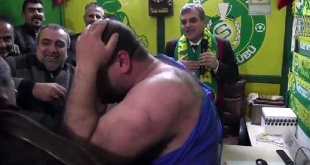 AK Partili Aday Konuşurken "Babo Bu Adam 5 Yıl Önce Neredeydi?" Deyip Kıyafetini Yırttı