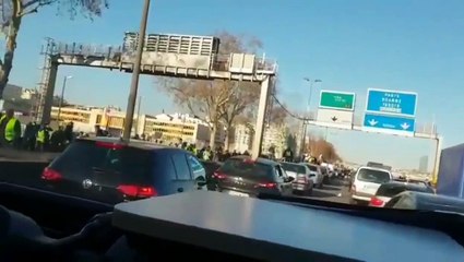 Violences : un fourgon de la police lourdement caillassé sur l'A7 à Lyon