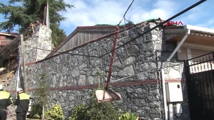 İstanbul- Beykoz'da İstinat Duvarı Araçların Üzerine Çöktü