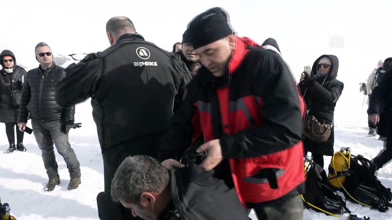 Yüzeyi buzla kaplı Çıldır Gölü'ne dalış yapıldı - ARDAHAN