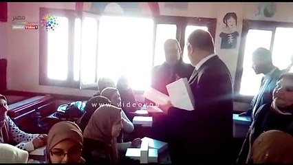 محافظ الغربية يوزع التابلت على طلاب قرية دمرو بالمحلة