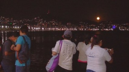 La "Súper Luna" engalana bahía del balneario mexicano de Acapulco