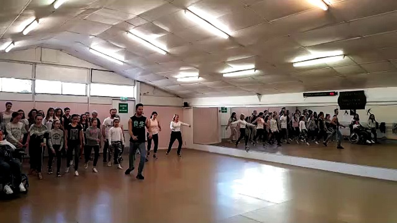 Christian Millette, danseur de Danse avec les stars, enseigne la samba à Audincourt