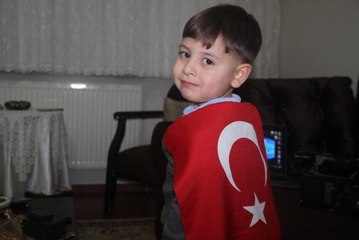 Okumayı Öğrenmeden İstiklal Marşı'nı Ezberledi