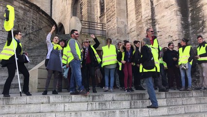 À Avignon, les gilets jaunes espèrent croiser François Hollande