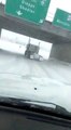 Un camion fait des drifts sur une route enneigée