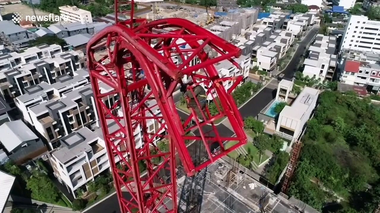 Grue effondrée, cet ouvrier reste coincé miraculé tout en haut !