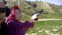 A 4 ans elle tire déjà au pistolet !