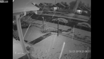 Il surprend un voyeur qui regarde ses enfants par la fenêtre !