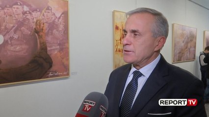 Report Tv - Ekspozita/ Piktori Avni Delvina sjell në 46 tablo Donald Trump-in