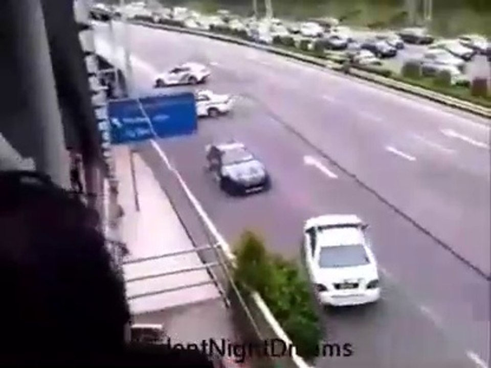 Un conducteur en fuite fait un dérapage en pleine autoroute pour échapper à la police