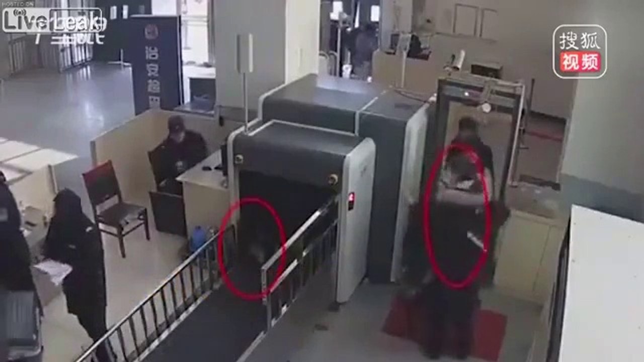 Une fillette de 5 ans passe par le scanner à bagages sans que ses parents s'en aperçoivent