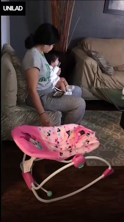 Une mère tellement exténuée qu'elle berce un berceau vide... ahaha