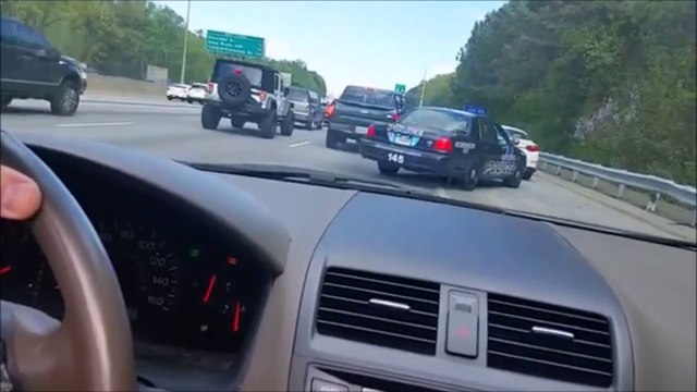 Quand la police surgit de nulle part... Bad karma pour ce chauffard