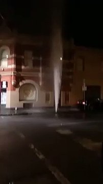 Il a la mauvaise idée de sauter dans le jet d'une buse à incendie... Jet trop puissant