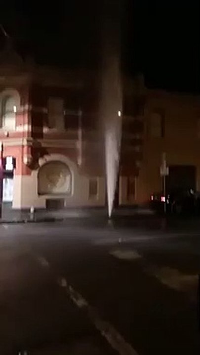 Il a la mauvaise idée de sauter dans le jet d'une buse à incendie... Jet trop puissant