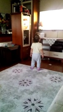 bébé regarde la télévision, baby is watching tv