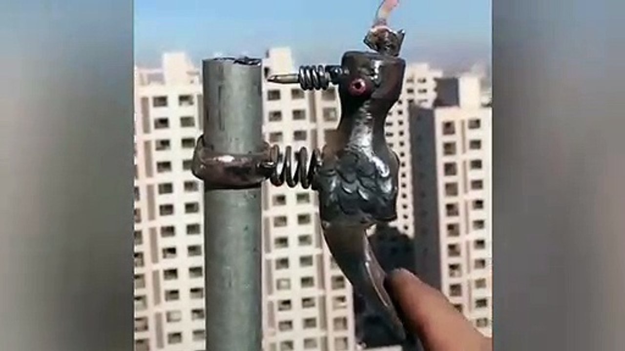 Un artiste a fabriqué un pic vert en métal !