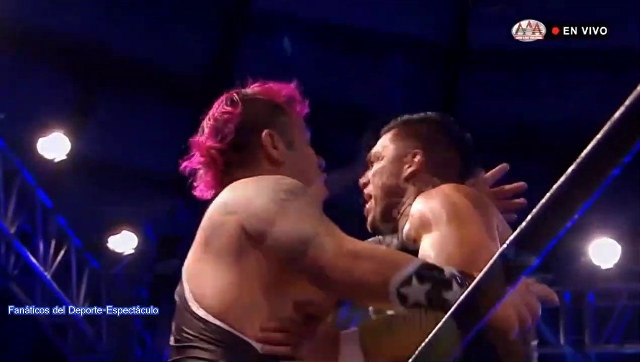 Máximo aplica de nuevo "El Beso de La Muerte" a su primo La Máscara, en Lucha Libre AAA.