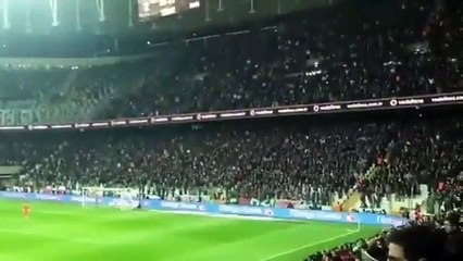 Aşığım sana doyamıyorum - Ne de güzelsin bakamıyorum - Seni sevmeye kıyamıyorum - Bu ne bü