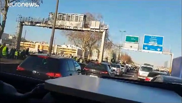 Лион: с камнями на полицейских