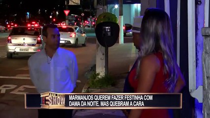 Homem se empolga com convite feito por loira, mas se dá mal após entrar em festinha