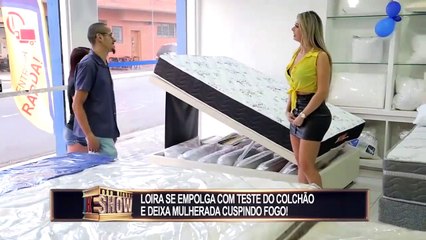Loira se empolga ao fazer test drive de colchão e deixa a mulherada furiosa