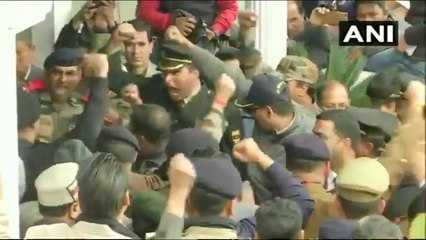 People chant 'amar rahey' as tribute paid to Army Major who lost his life defusing IED at LOC