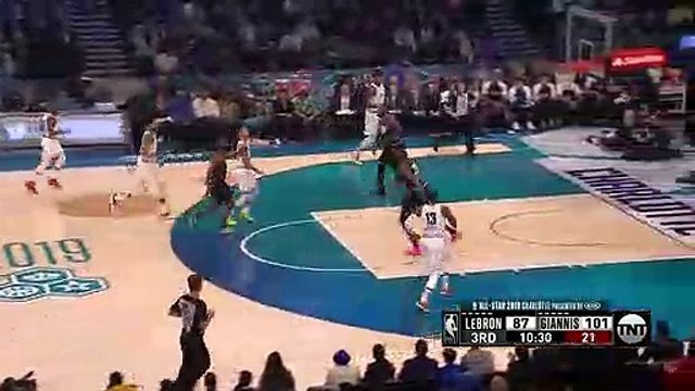 Dwyane Wade envoie LeBron James au alley oop