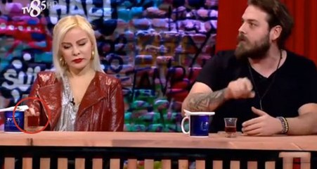 Ömür Gedik, Yayın Sırasında Çay Dolu Bardağın İçine Parmağını Soktu