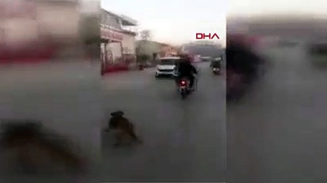 Trafikte motosikletten havaya ateş açtılar