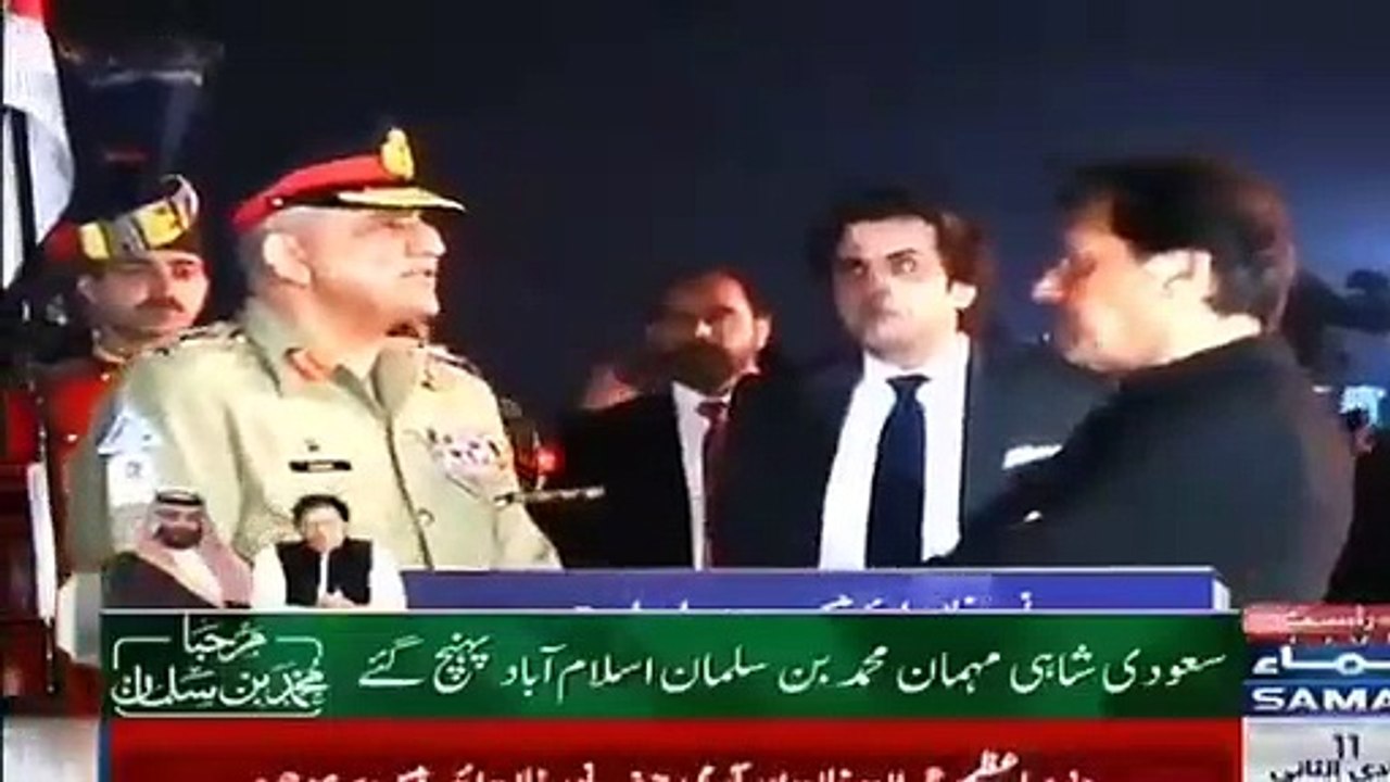 آرمی چیف جنرل قمر جاوید باجوہ سعودی ولی عہد شہزادہ محمد بن سلطان کی آمد سے چند لمحے قبل وزیر اعظم عمران خان سے بات چیت کرتے ہوئے - -