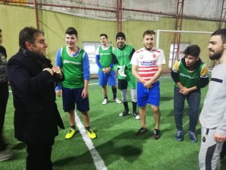 Gençlerin Halı Sahada 'Hakemlik Twit'ini Başkan Adayı Geri Çevirmedi