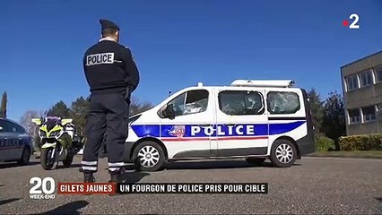 下载视频: Gilets Jaunes : Le policier qui a filmé de l'intérieur la voiture de police attaquée témoigne - Regardez