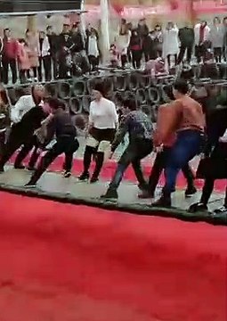 Le niveau de maintien d'équilibre de cette femme est juste incroyable